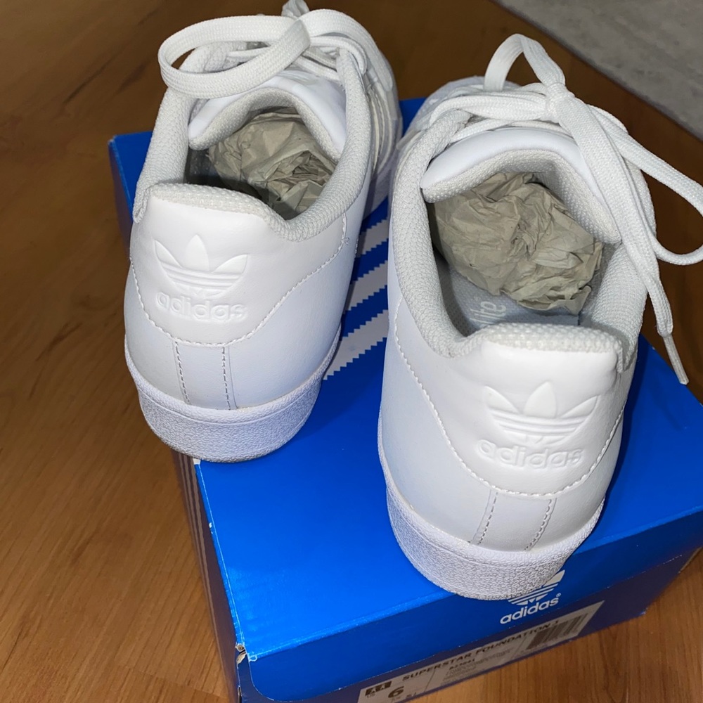 White Shelltoe Adidas. - Picture 3 of 4